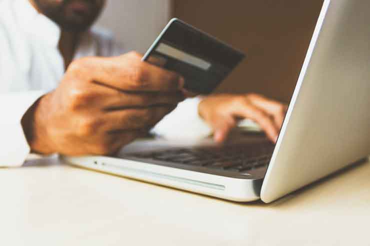 ¿Cómo puede beneficiarse una tienda física con el e-commerce?